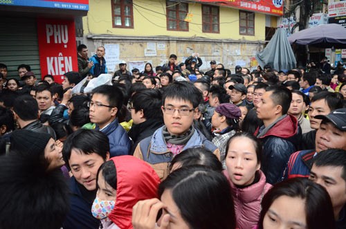 A long queue for vaccination in Hanoi on Christmas Eve (Photo: SGGP)