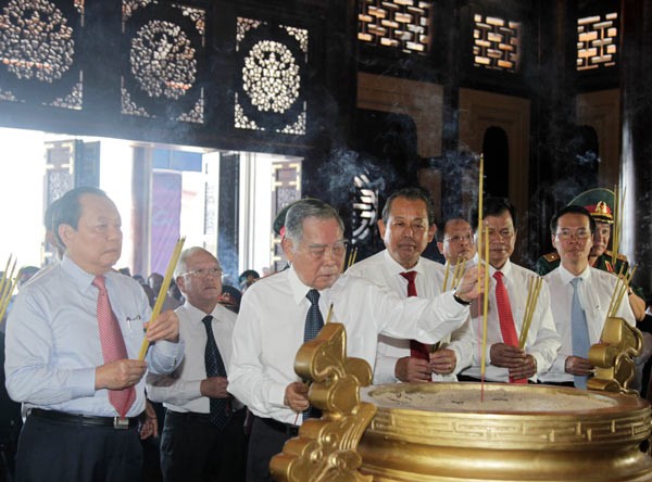 On the occasion, the delegation also offers flowers to martyrs, Vietnamese Heroic Mothers and founders of Sai Gon-Cho Lon - Gia Dinh at Ben Duoc Monument Temple for the Martyrs. (Photo: Sggp)