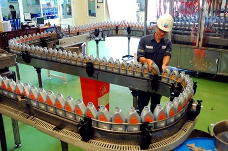A worker operates a motor oil packaging line at Cheveron Vietnam in Hai Phong City's Dinh Vu Industrial Park. — Photo Danh Lam