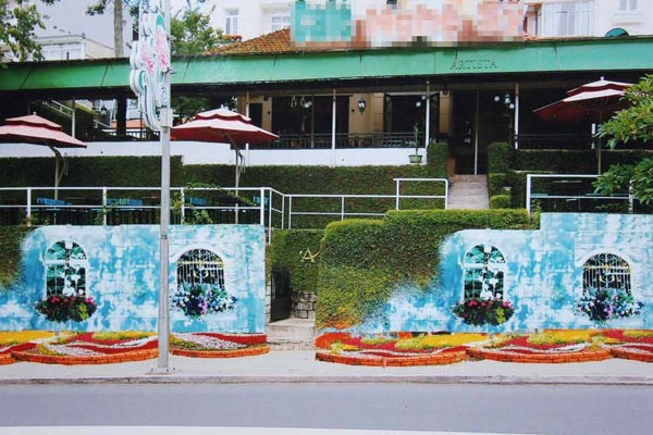Walls along Le Dai Hanh street recreate the typical architecture of Da Lat city. (Photo:SGGP) Young couples take photos at flower gardens. (Photo:SGGP) International tourists visit space of flowers in Da Lat city. (Photo:SGGP)