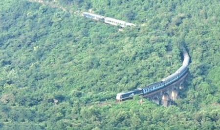 The Hanoi-HCM City express train travels via Hai Van Pass (Photo: VNA)
