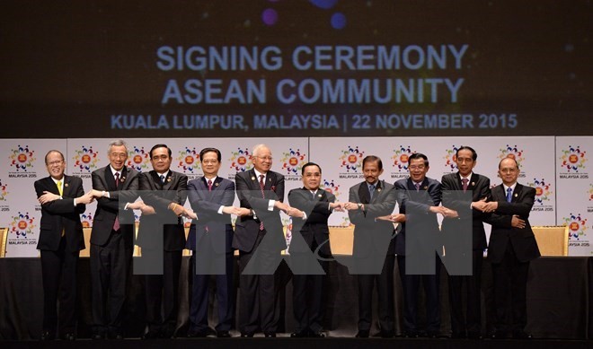 ASEAN leaders join the signing of the Kuala Lumpur Declaration on the establishment of the ASEAN Community (Source: VNA)