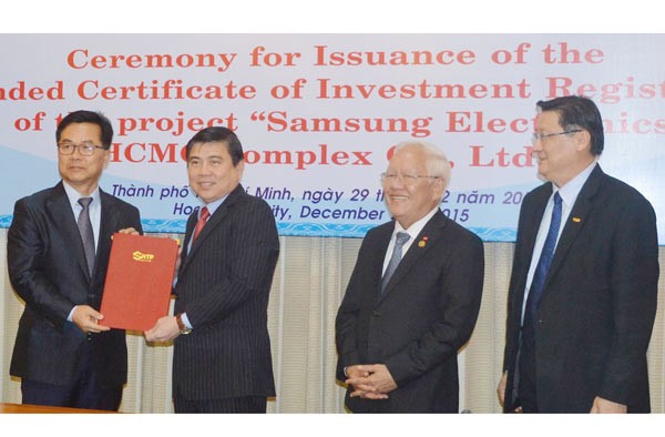 Chairman of HCMC People's Committee Nguyen Thanh Phong grants the revised investment certificate to SEHC -SGGP