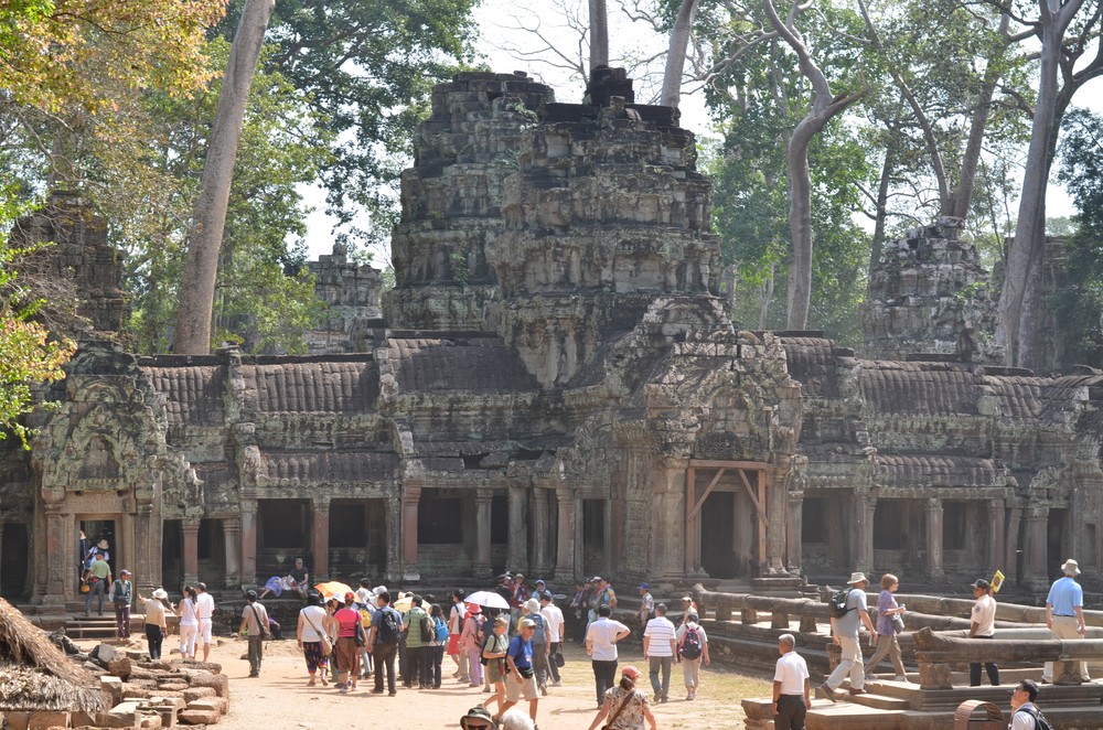 Vietnamese tourists visit Angkor Wat in Cambodia (Photo: KK)