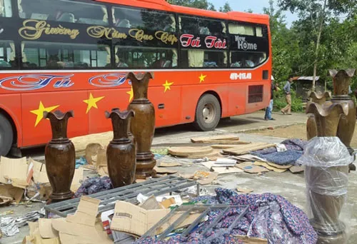 Bắt 2 ô tô chở gỗ quý hiếm ngụy trang tinh vi