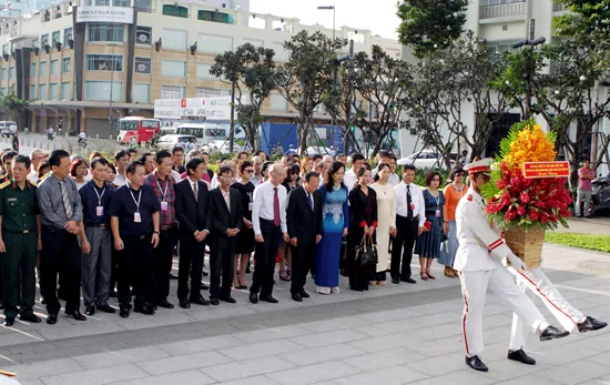 Mở đầu hoạt động LHP Việt Nam lần thứ XIX tại TPHCM: Đoàn đại biểu, nghệ sĩ dâng hương tượng đài Bác Hồ