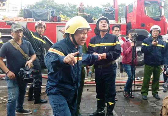 TPHCM: Cháy lớn trên đường Võ Văn Kiệt, nhiều nhà bị thiêu rụi