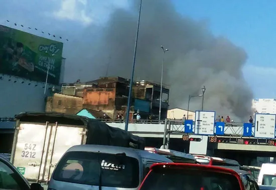 TPHCM: Cháy lớn trên đường Võ Văn Kiệt, nhiều nhà bị thiêu rụi ảnh 4