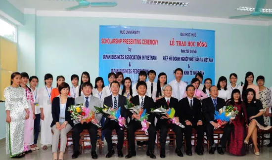 Hội kinh tế Nhật Bản trao học bổng cho sinh viên Đại học Huế