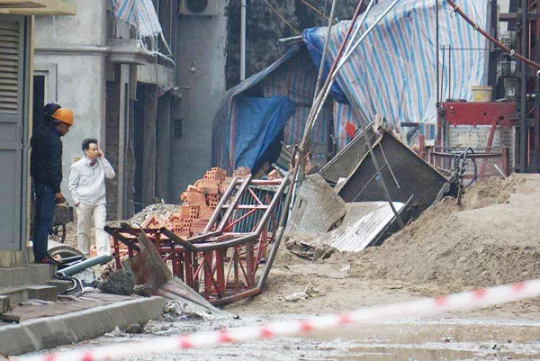 Hà Nội: Sập thang vận hành xây dựng, 2 người tử nạn