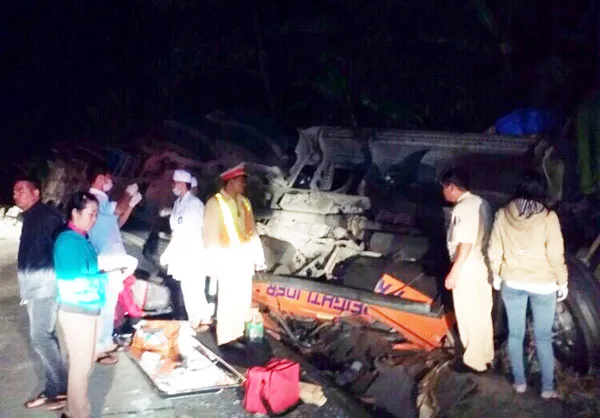 Kon Tum: Xe chở sữa  lật trên đèo Lò Xo