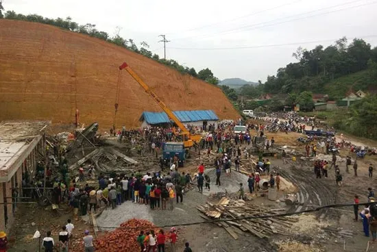Hà Tĩnh: Điều tra vụ sập giàn giáo cây xăng làm 9 người thương vong