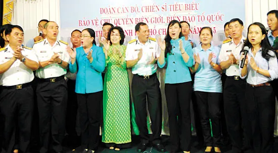 Đoàn cán bộ, chiến sĩ biên giới biển đảo thăm TPHCM