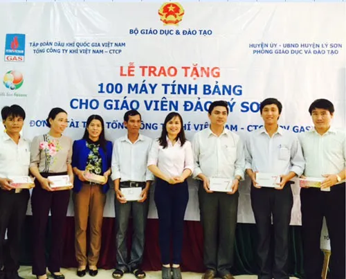 PV GAS trao tặng 100 máy tính bảng cho giáo viên huyện đảo Lý Sơn