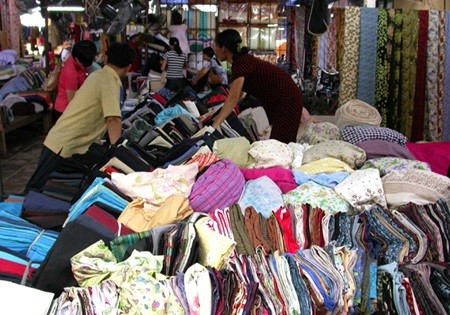 A materials stall at Ninh Hiep Market in Ninh Hiep Commune, Gia Lam District. A project to build a shopping mall in the district has been suspended due to public pressure. (Photo: VNS)