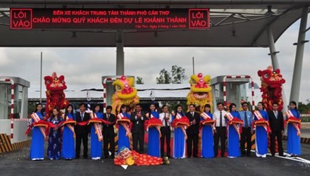 Picture shows the inauguration ceremony of Can Tho City's central bus station. The, central bus station, which is more than 40,000sq.m, and constructed with a total investment of about VND200billion (US$8,89million), is located in an urban area in the west of the city in Hung Thanh Ward of Cai Rang District. — Photo tienphong.vn