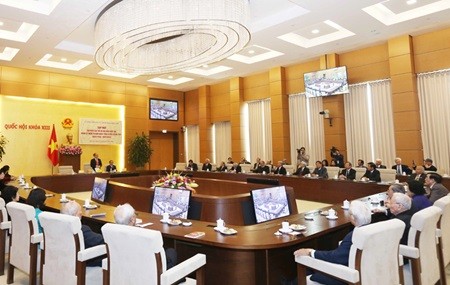 NA Chairman Nguyen Sinh Hung meets with more than 100 former NA deputies in Ha Noi yesterday. — VNA/VNS Photo Phuong Hoa