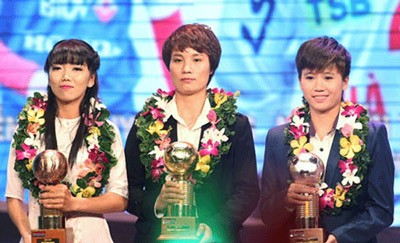 Nguyen Thi Minh Nguyet (C) owned the title of the Women’s Golden Ball 2015.