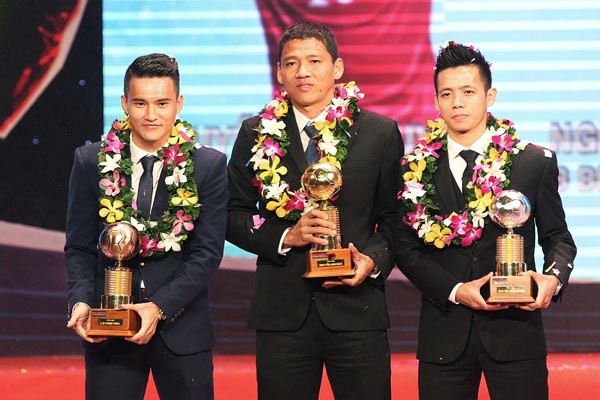 Cong Vinh, Anh Duc and Van Quyet (from left) win the Men’s Silver and Bronze Ball Awards respectively.