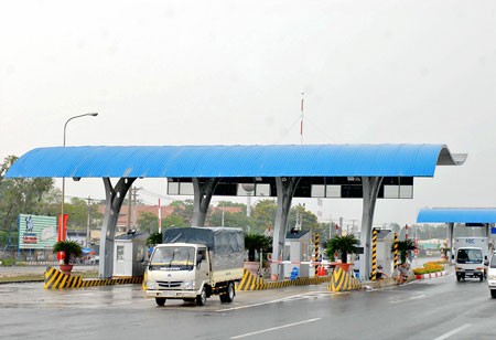 A toll station in Hanoi Highway, HCMC (Photo: SGGP)