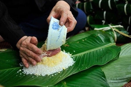 As many as 1,200 traditional square, sticky rice cakes will be made for needy people in the northern mountainous provinces of Son La, Ha Giang and Cao Bang as gifts for the Lunar New Year. — Photo menungon.com