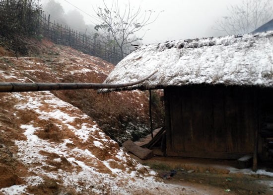 Snow covers house roofs and roads in the northern provinces