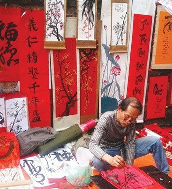 Art for all: Calligraphy is an important part of Tet holidays for Vietnamese people. — Photo suckhoedoisong.vn