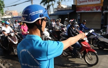 A youth volunteer manages traffic on Au Co Street in HCM City's Tan Phu District (Photo: VNA)