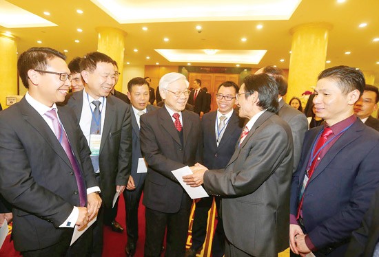 General Secretary Nguyen Phu Trong visits overseas Vietnamese who have returned home for Tet celebration
