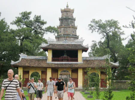 Hàng vạn khách Tây đến Huế đón năm mới