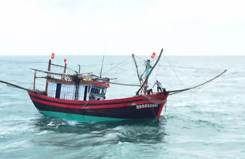 Cứu 6 ngư dân gặp nạn trên biển