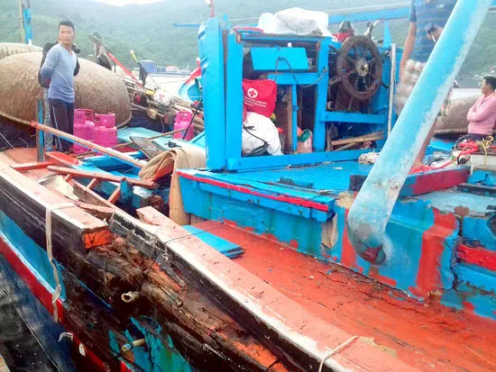 Tàu cá bị tàu nước ngoài đâm thủng được lai dắt về Đà Nẵng