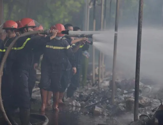 Cháy lớn, thiêu rụi 1000m² nhà xưởng Công ty Gốm sứ Trung Hạnh