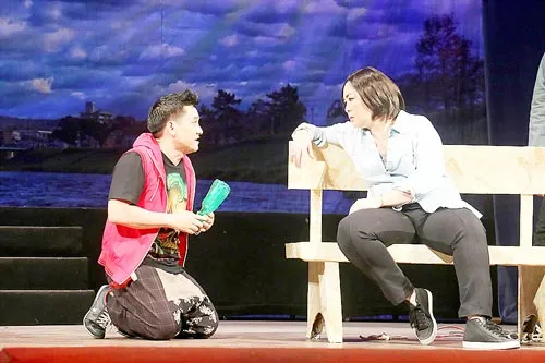 Khóc, cười cùng Một cha ba mẹ