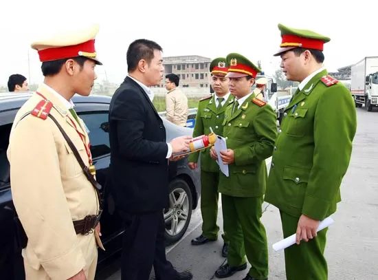 Ngày 6-1: Bắt đầu xử phạt xe ô tô không trang bị bình chữa cháy