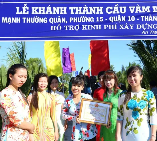 Nghệ sĩ hài quyên tiền xây cầu nông thôn
