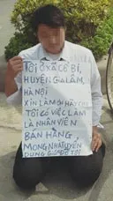 Nam thanh niên quỳ gối cầm biển xin việc, đáng thương hay đáng trách?