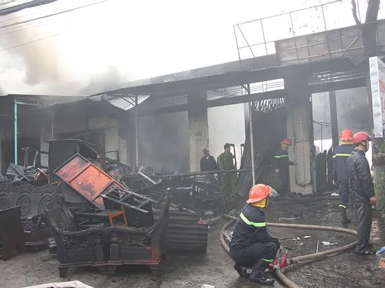 Đắk Lắk: Cháy lớn, 3 cửa hàng bị thiêu rụi