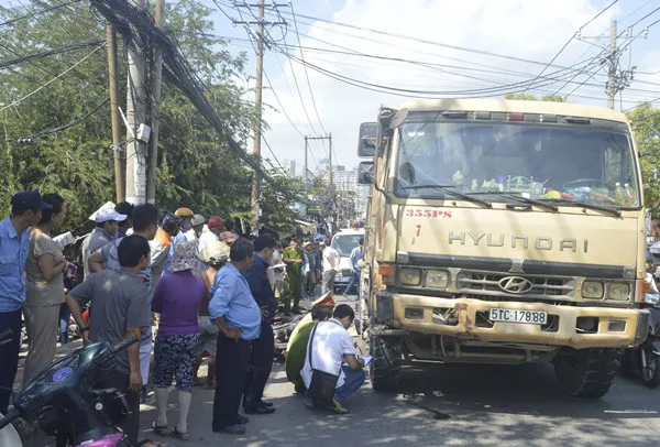 TPHCM: Xe tải tông xe máy, 2 người tử vong tại cầu Giồng Ông Tố