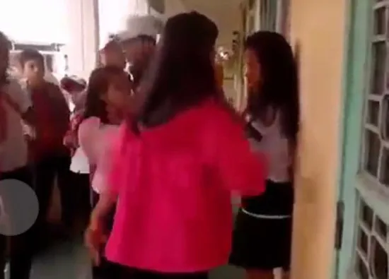 Huế: Xôn xao clip nữ sinh cấp 2 bị đánh hội đồng