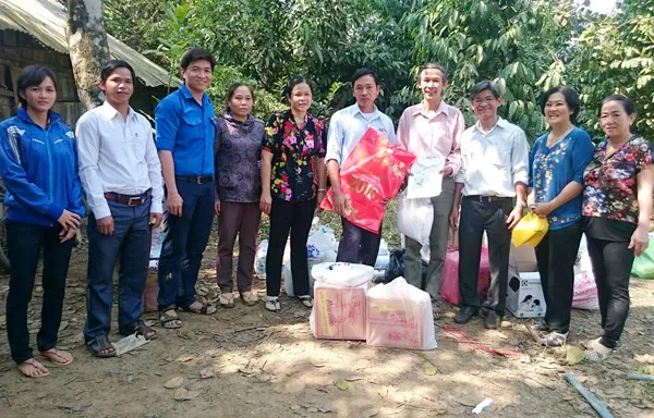 Tặng quà tết cho học sinh "Lớp học giữa rừng già"