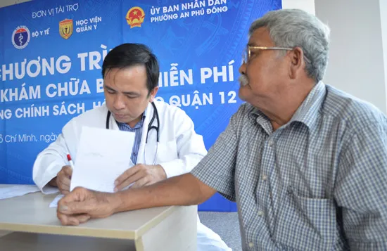 Khám, chữa bệnh miễn phí cho hơn 300 người nghèo quận 12