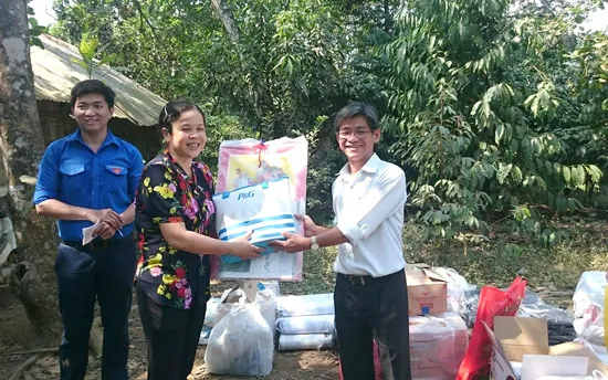 Tặng quà cho học sinh Lớp học giữa rừng già