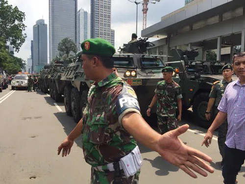 Đánh bom ở thủ đô Indonesia, 5 kẻ tấn công bị tiêu diệt ảnh 6