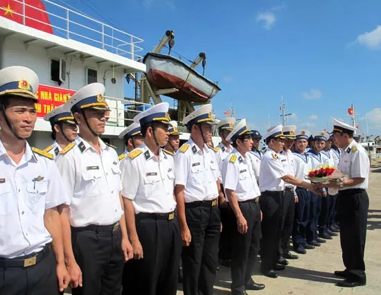 Mang quà tết tới nhà giàn