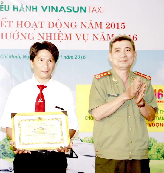 Công an TPHCM khen thưởng lái xe Vinasun báo công an bắt đối tượng dùng 27 thẻ giả rút tiền