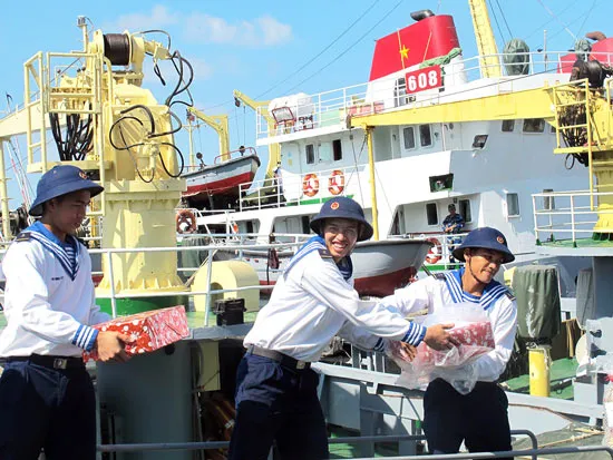 Mang quà tết tới nhà giàn