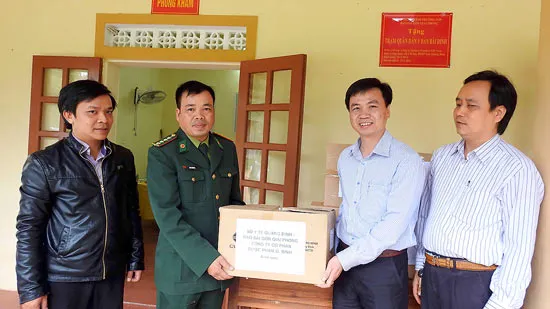 Quảng Bình: Trao thuốc cho trạm xá Báo SGGP xây tặng