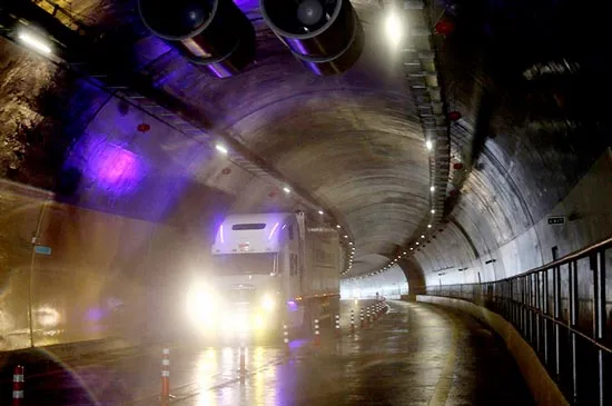 Qua thời bôn ba lên đèo Phước Tượng - Phú Gia