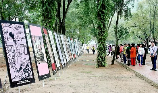 Hà Tĩnh: Tiếp nhận bộ tranh sơn dầu minh họa Truyện Kiều